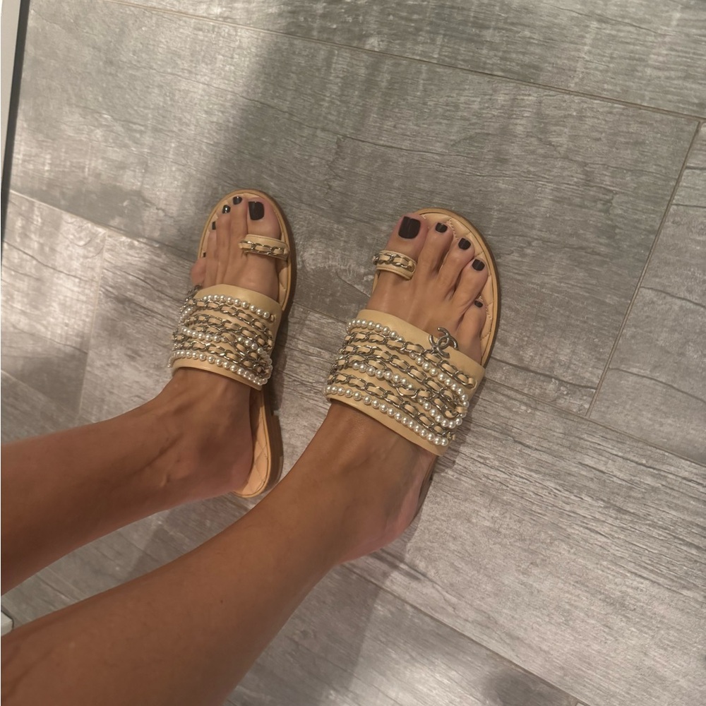 CHANEL Tan Quilted Sandals with Chain and Pearl Accents - Picture 4 of 5